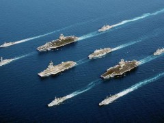 山东舰编队还在台岛东部，055大驱“拉萨舰”，已逼近美国本土！【快讯】