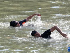 巴黎市长塞纳河游泳迎奥运 水质达标创历史【快讯】