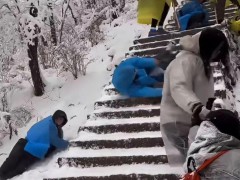 黄山大雪有游客台阶上摔倒滑行20米 景区安全引热议【热搜】